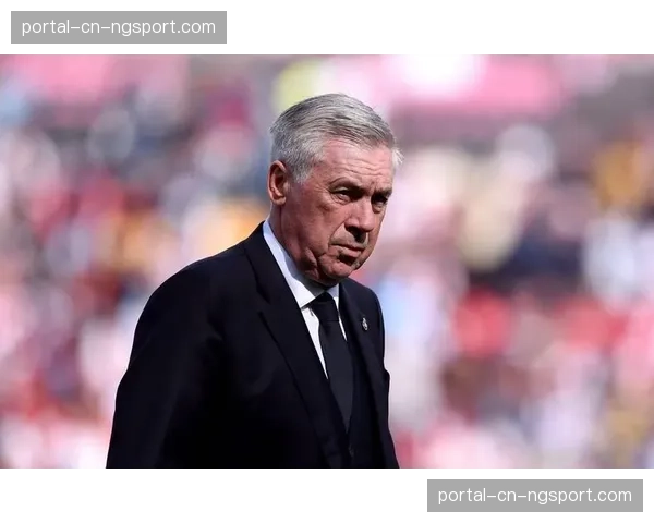 特写：皇马小将居莱尔打入西甲处子球后，与安切洛蒂拥抱庆祝